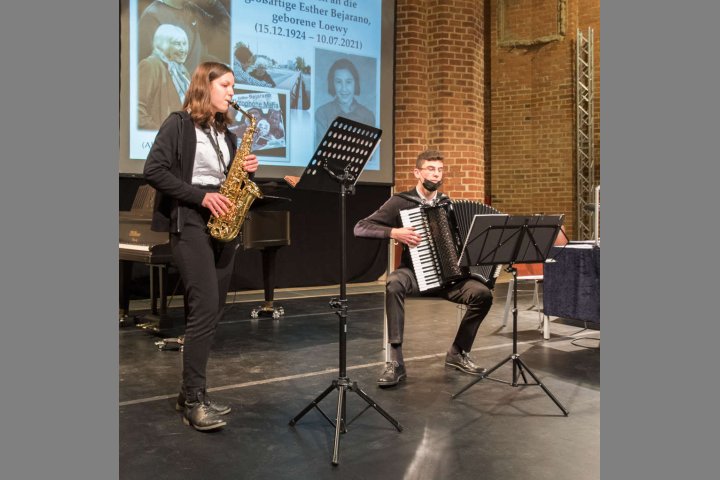 Elin Mia Jakobsche (Saxophon) und Simon Weiß (Akkordeon)