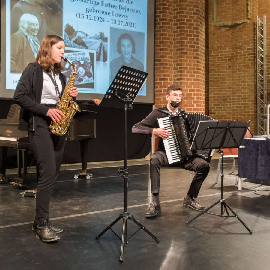 Elin Mia Jakobsche (Saxophon) und Simon Weiß (Akkordeon)